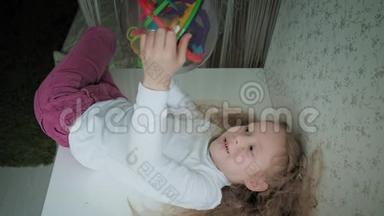 小女孩玩三维玩具拼图